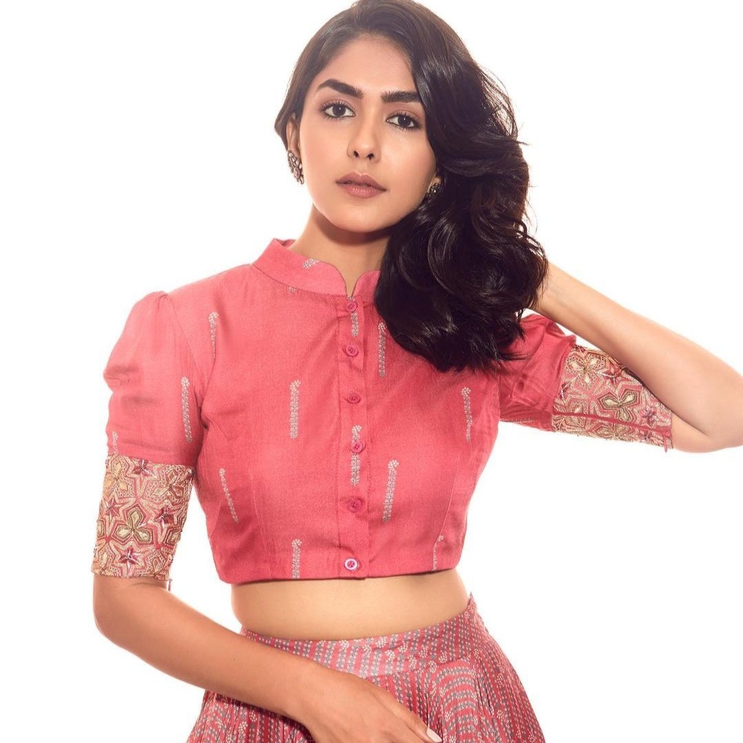 Mrunal Thakur Biography