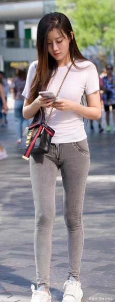 White T-shirt with light gray tights legging jeans