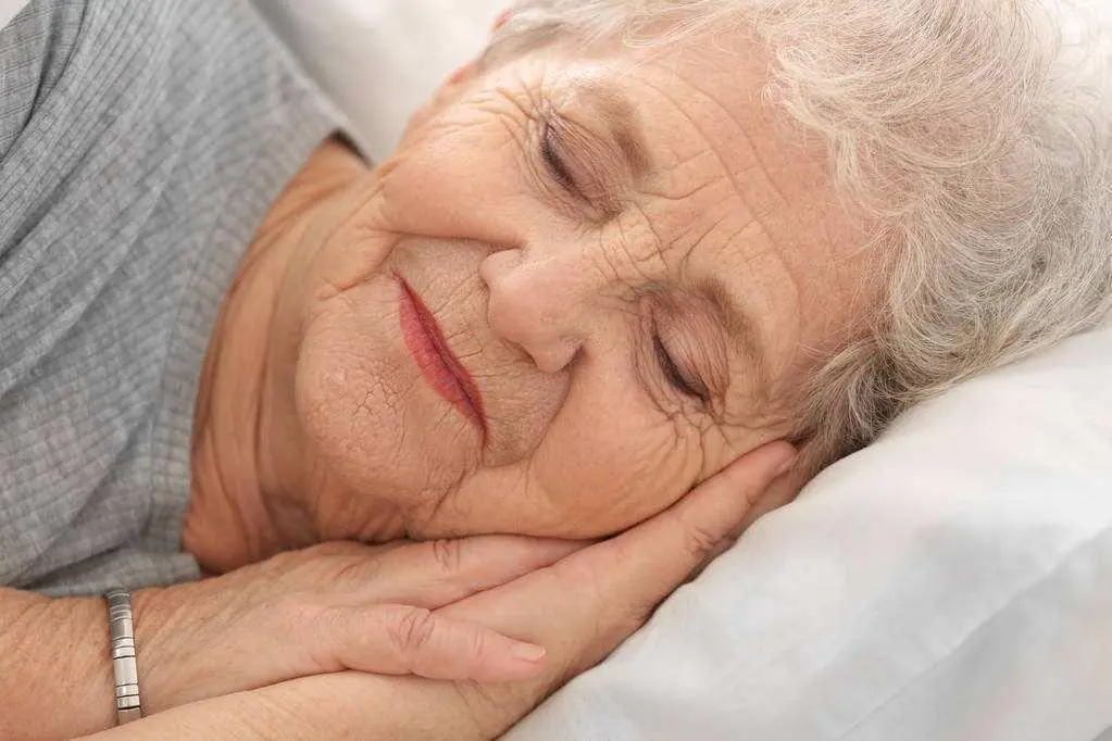 Elderly people are not suitable for sleeping naked 