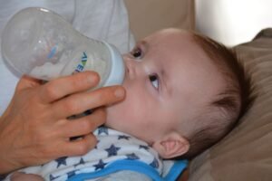 Read more about the article Which is easier for a baby to digest breastmilk or formula