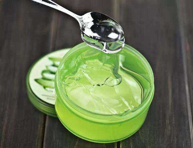 What are the benefits of applying aloe vera on the skin