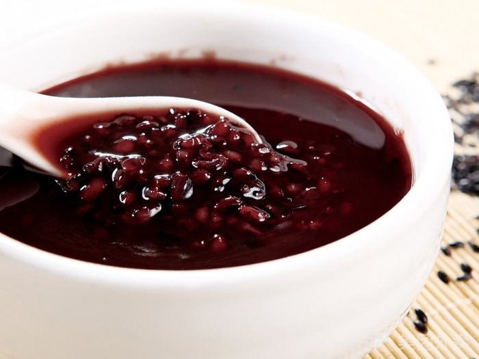 What are the benefits of drinking black rice porridge