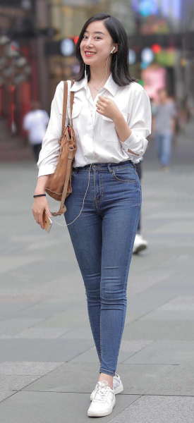 White shirt with slim jeans, white sneaker