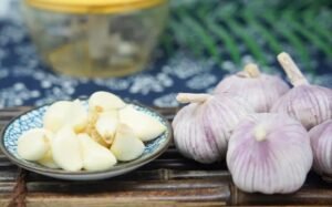 Benefits of eating raw garlic on empty stomach