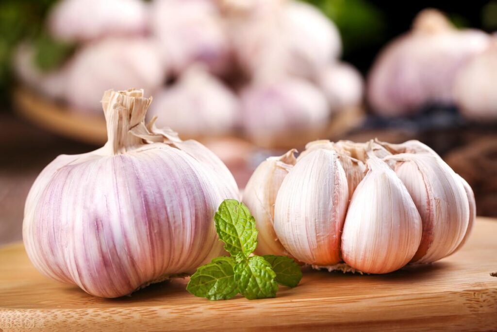 Benefits of eating raw garlic on empty stomach