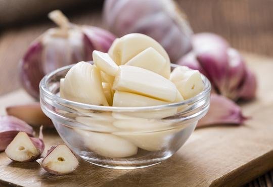 What effects will bring to the body people who eat garlic bring to the body every day