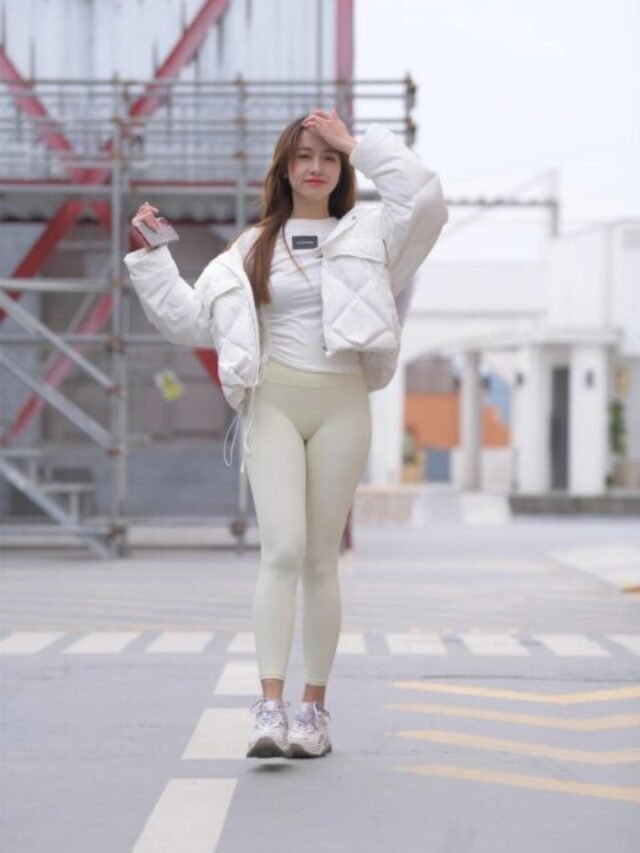 White down jacket and yoga pants are simple, beautiful and versatile